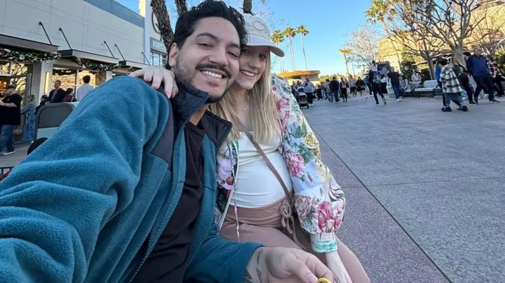 Lavínia e o marido estão na Flórida esperando a chegada e Lívia. — Foto: Acervo pessoal via BBC