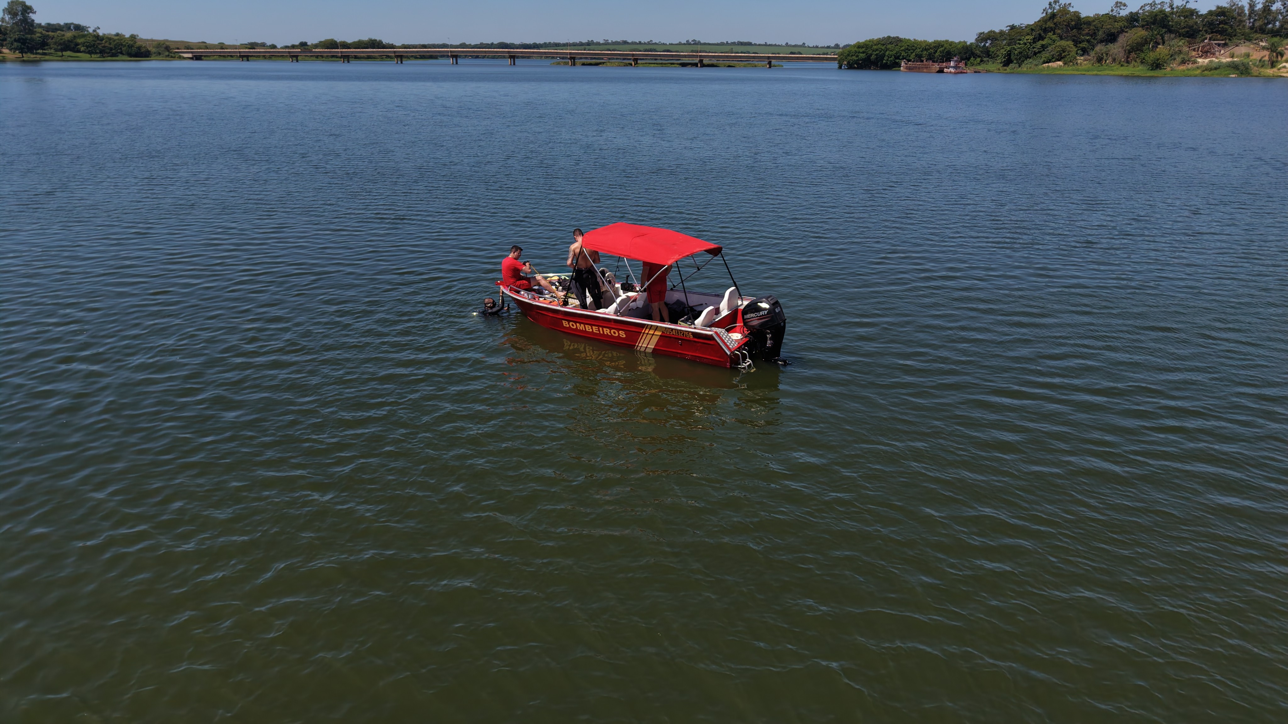 Bombeiros fazem buscas por homem que desapareceu após acidente entre barcos em rio de Sabino