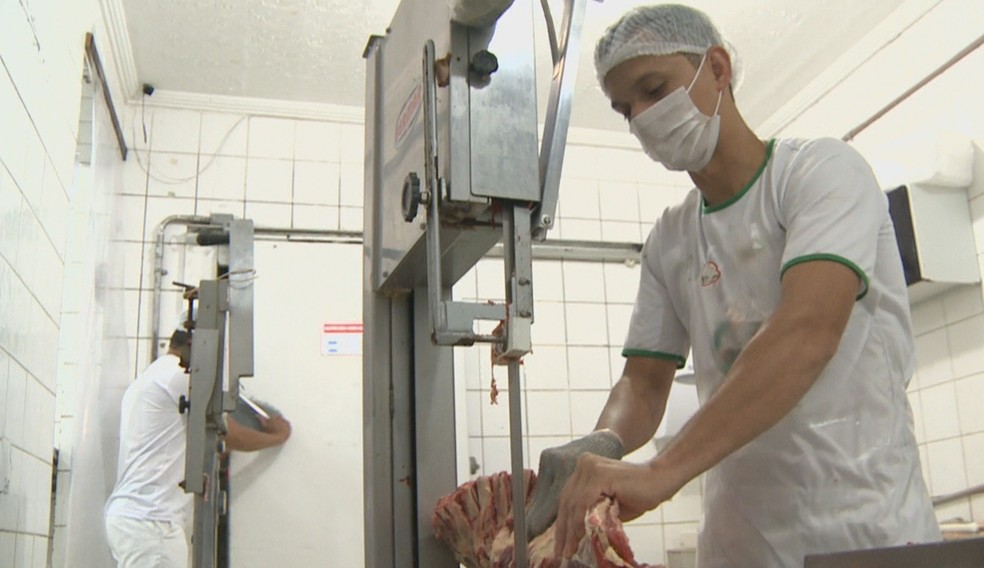 Há vagas para açougueiro — Foto: Reprodução/Rede Amazônica Acre