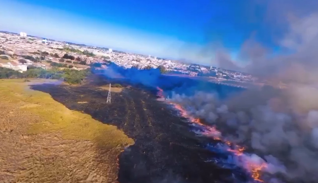 VÍDEO: Queimada atinge área de pasto de 12 mil metros quadrados em Itapetininga