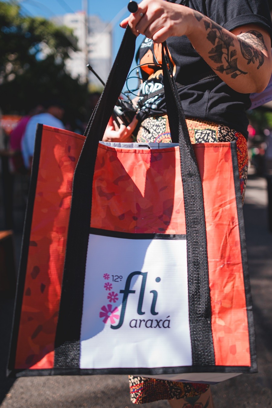 12.º Fliaraxá recicla lonas e as transforma em bolsas sustentáveis