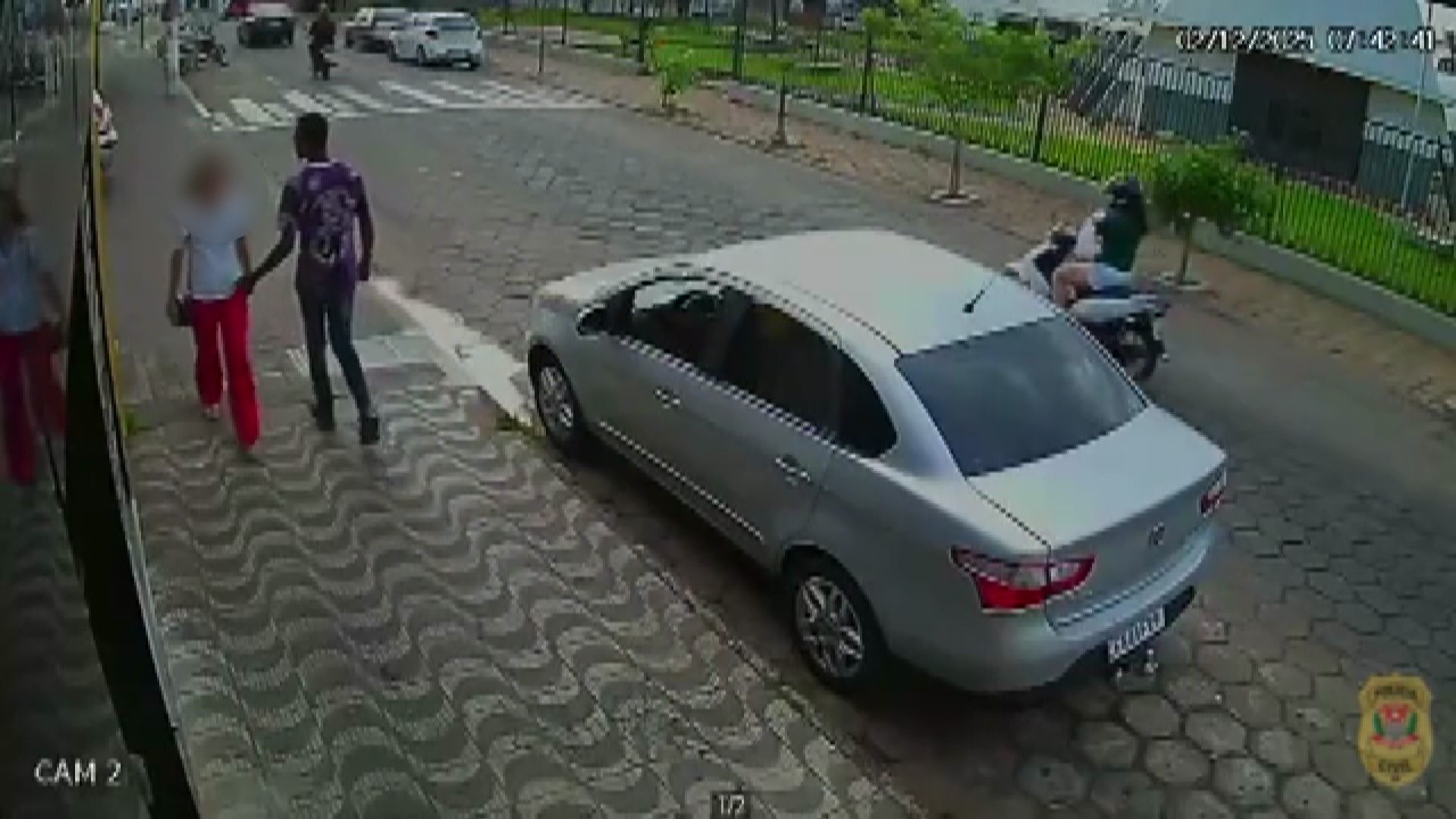 Polícia indicia homem flagrado passando a mão em mulher em calçada no interior de SP; VÍDEO