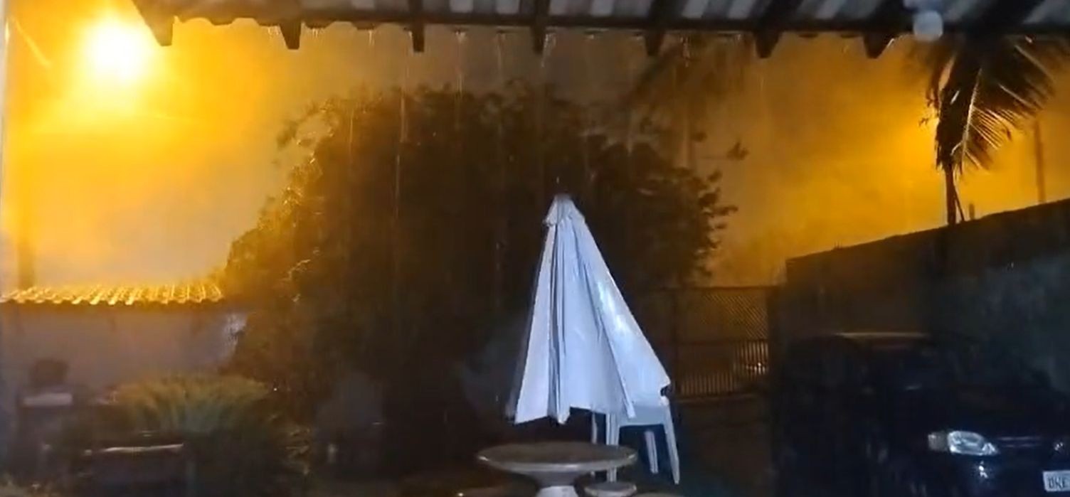 Chuva causa transtornos e deixa moradores sem energia elétrica em Ipiguá