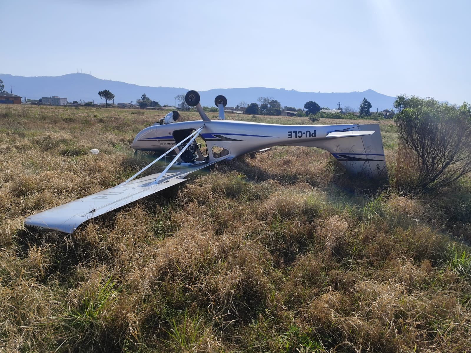 Avião vira de cabeça para baixo durante decolagem em Osório