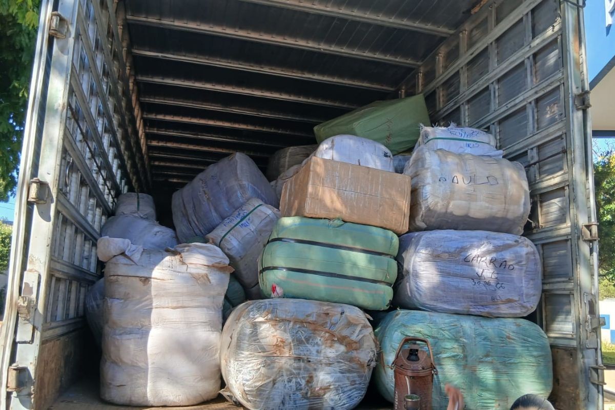 De roupas a lubrificantes: caminhão com 142 fardos de mercadorias estrangeiras ilegais é apreendido em MS
