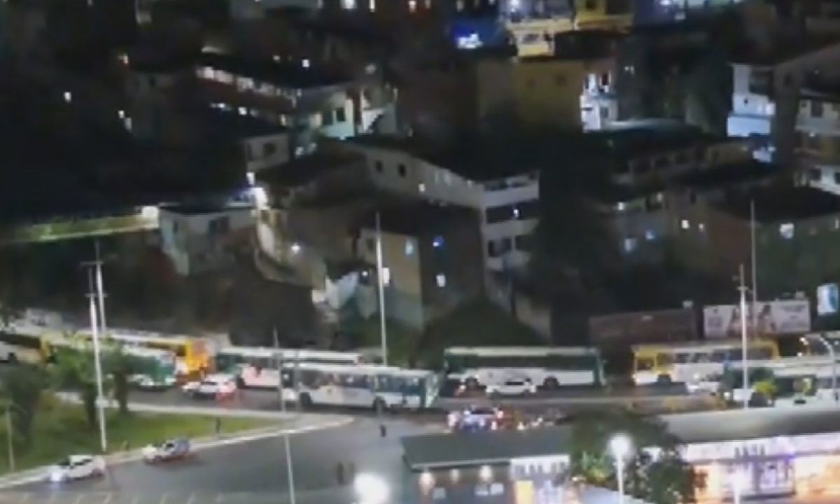 Rodoviários fecham acesso à Estação da Lapa após denúncia de agressão, em Salvador
