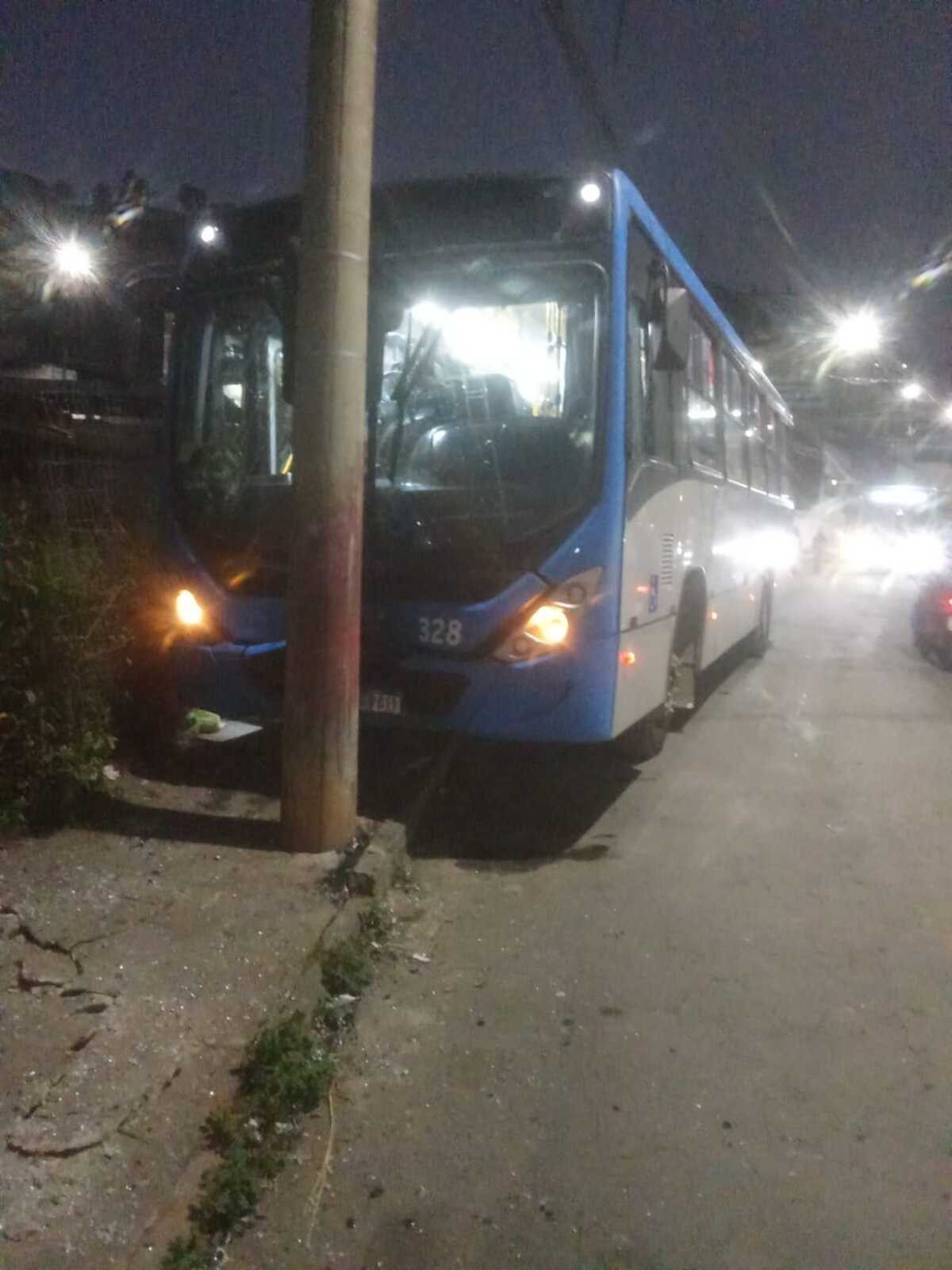 nibus bate em poste no Bairro Vitorino Braga, em Juiz de Fora