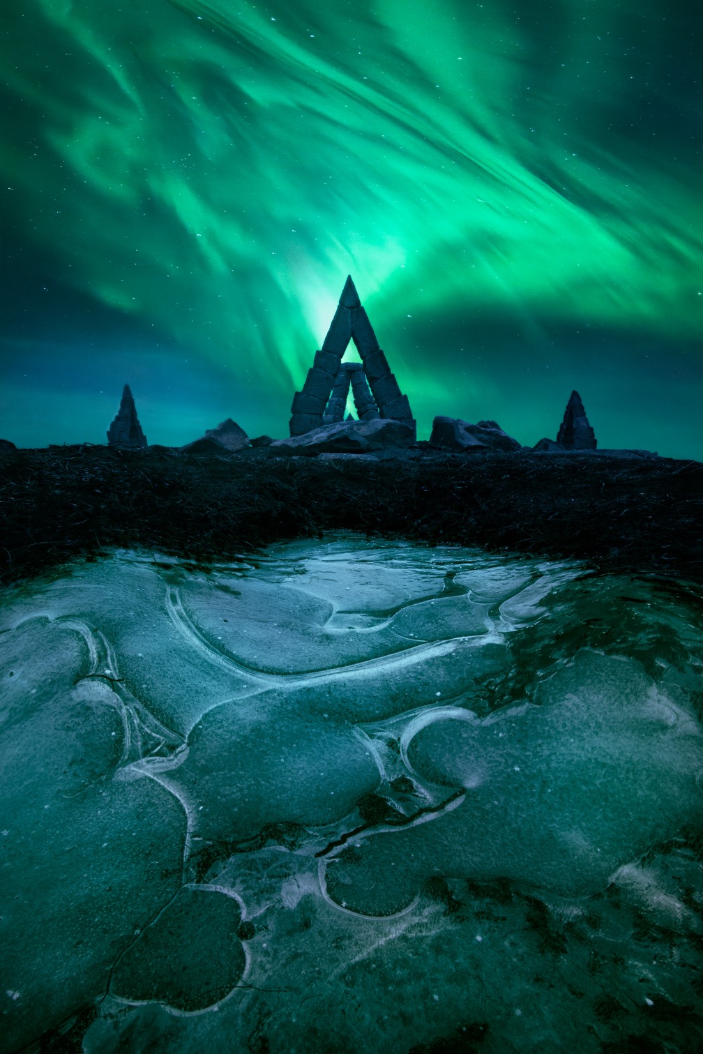 A aurora boreal sobre o gigantesco relógio de sol Arctic Henge - Astronomy Photographer of the Year — Foto: Daniel Viñé Garcia