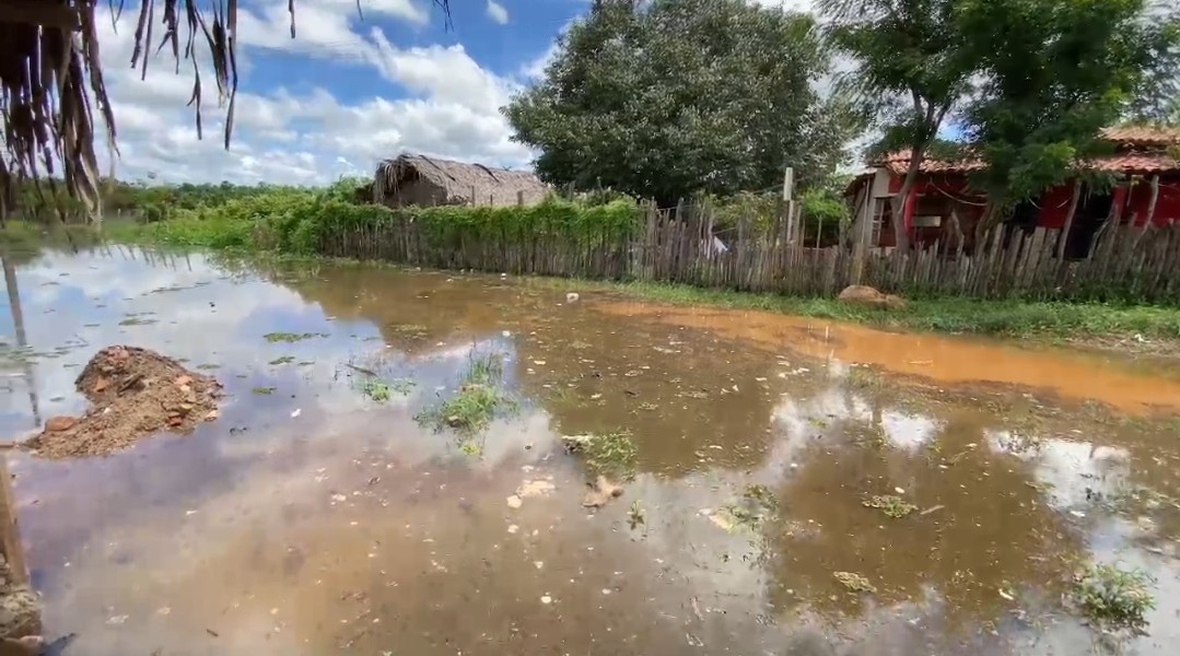 Rios inundam e famílias começam a deixar casas em Esperantina e Barras, no PI
