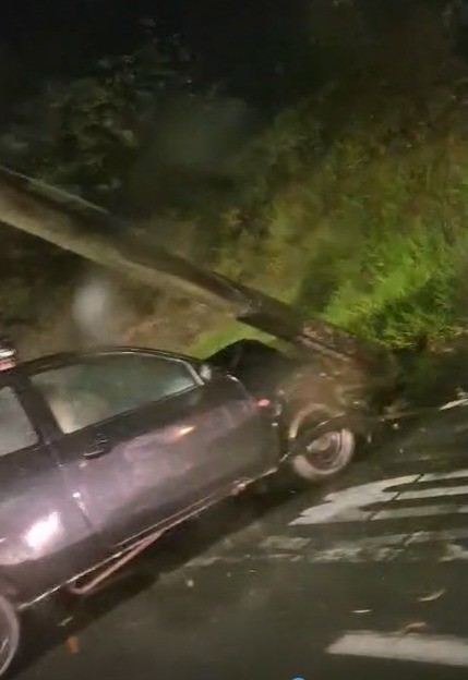 Motorista fica ferido após perder controle da direção e bater carro em poste em Campinas