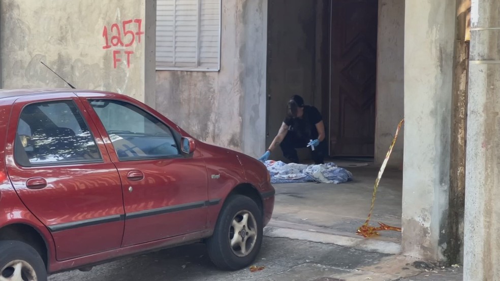 Perito criminal�stico examina im�vel onde casal foi baleado por indiv�duo, na Vila Esplanada, em S�o Jos� do Rio Preto (SP), na manh� desta quinta-feira (16) � Foto: TV TEM/Reprodu��o