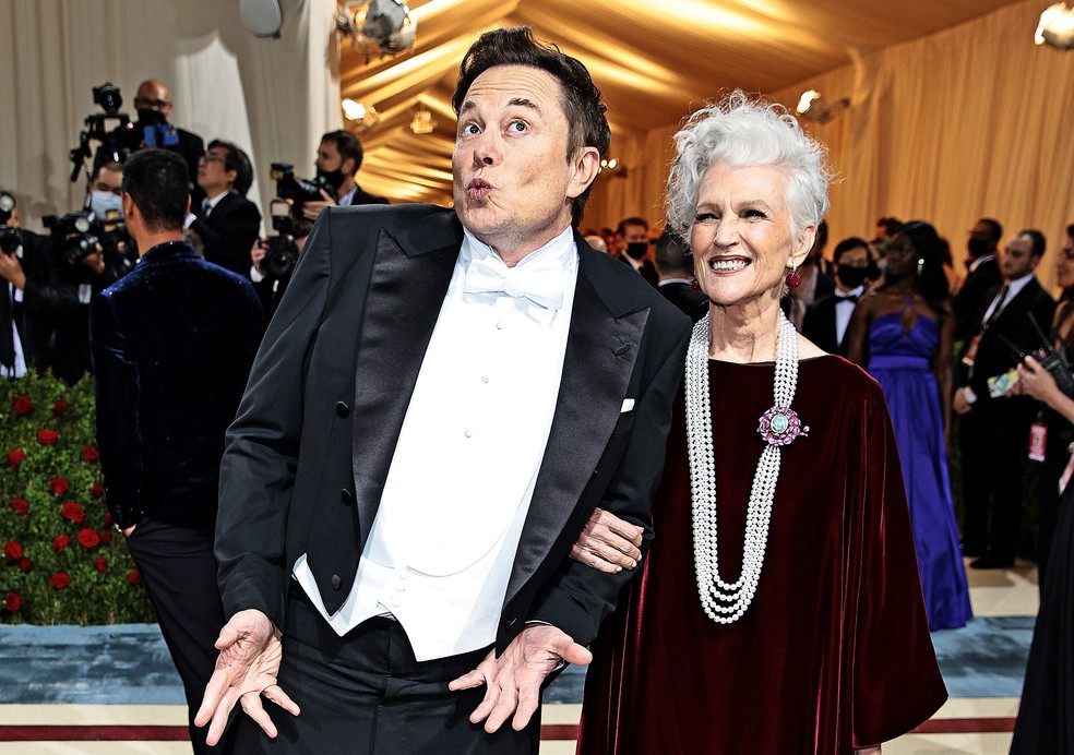 Elon Musk e a mãe dele, Maye Musk, no Met Gala 2022 — Foto: Dimitrios Kambouris / GETTY IMAGES NORTH AMERICA / Getty Images via AFP