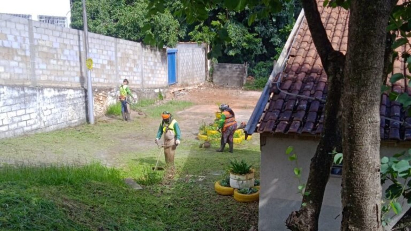 Prefeitura de Poços inicia operação de limpeza nas escolas antes da volta às aulas