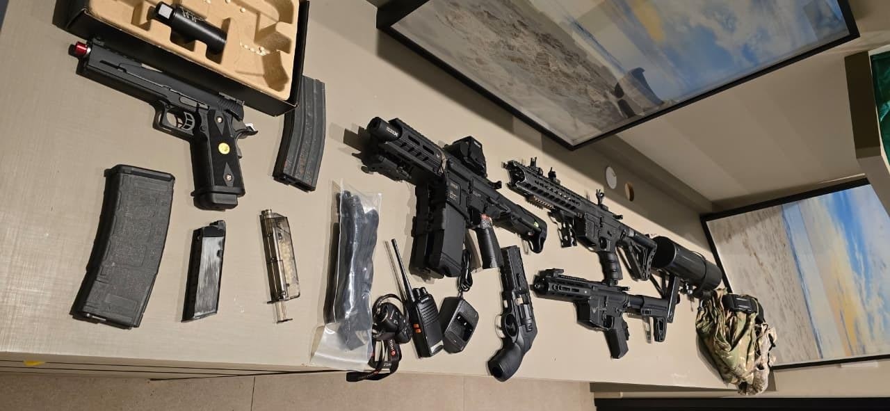 PF apreende arsenal em bunker na mansão do influencer Buzeira, no interior de SP 
