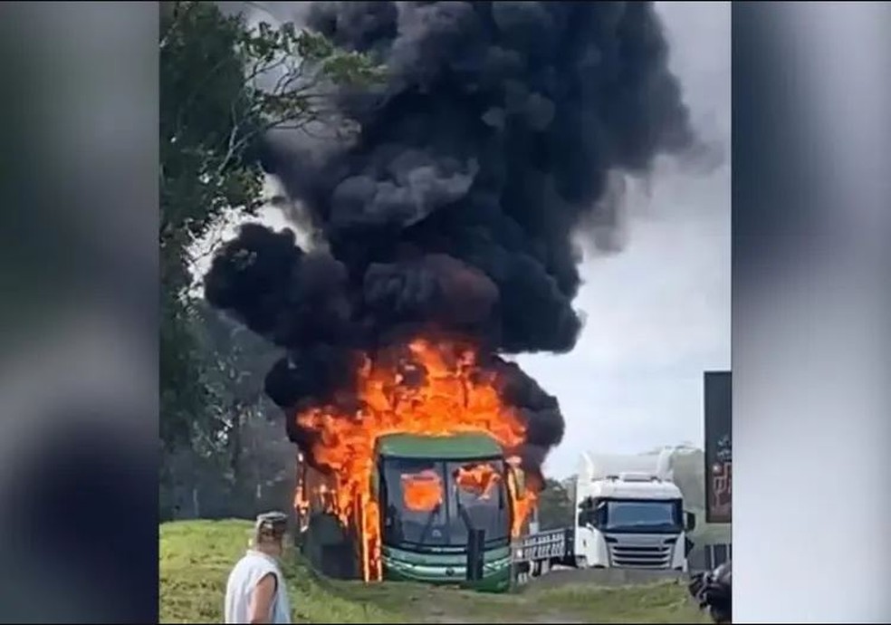 Ônibus com 59 passageiros pega fogo na BR-251  CGN - O maior portal de  notícias de Cascavel e do Paraná