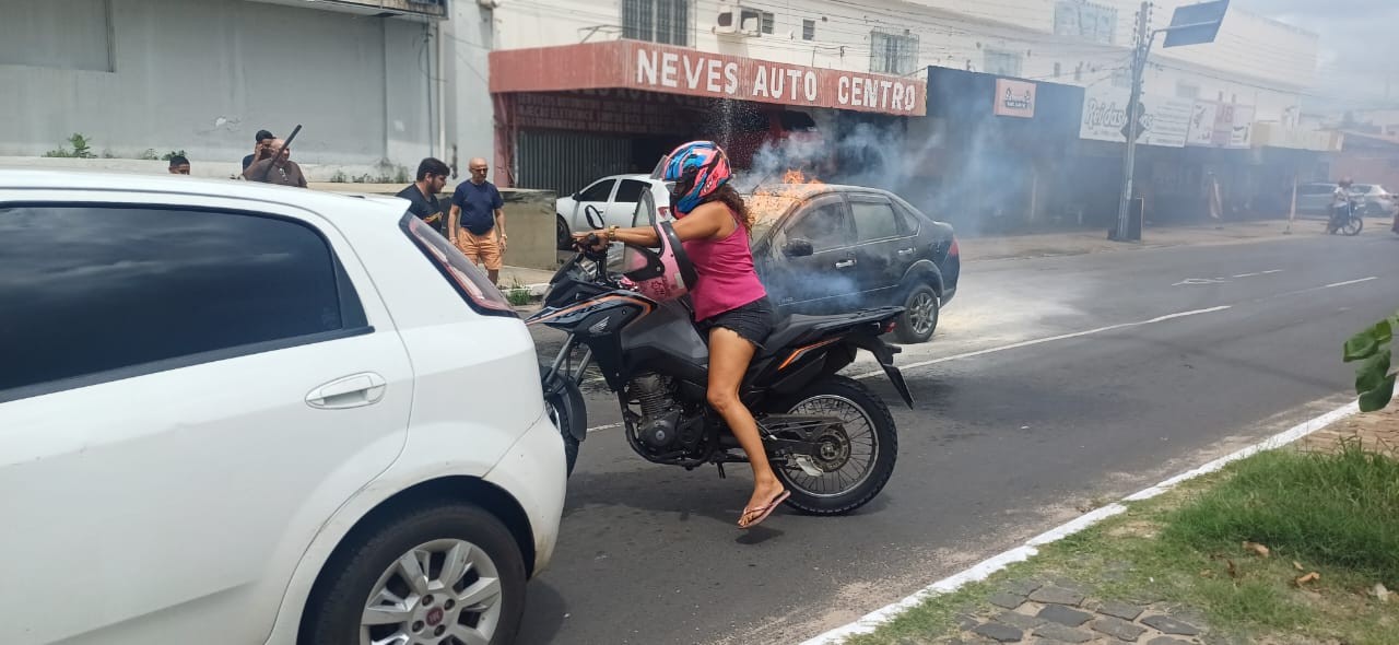 Vídeo: carro pega fogo e moradores se mobilizam para apagar chamas em Teresina