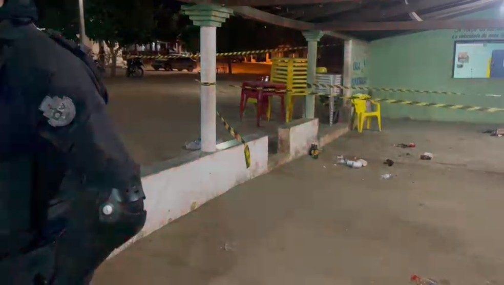Uma pessoa não resistiu aos ferimentos e morreu ainda em bar em Quixadá. Ninguém foi preso — Foto: TV Verdes Mares/Reprodução