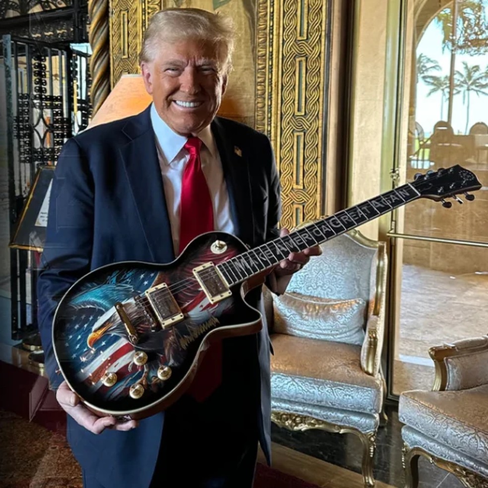 Modelo autografado da guitarra de Trump é vendido por US$ 11,5 mil. — Foto: Reprodução via BBC
