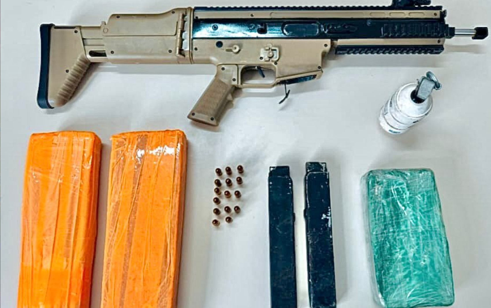 Homem é preso com submetralhadora, drogas e granada em Serrinha; material estava escondido em buraco