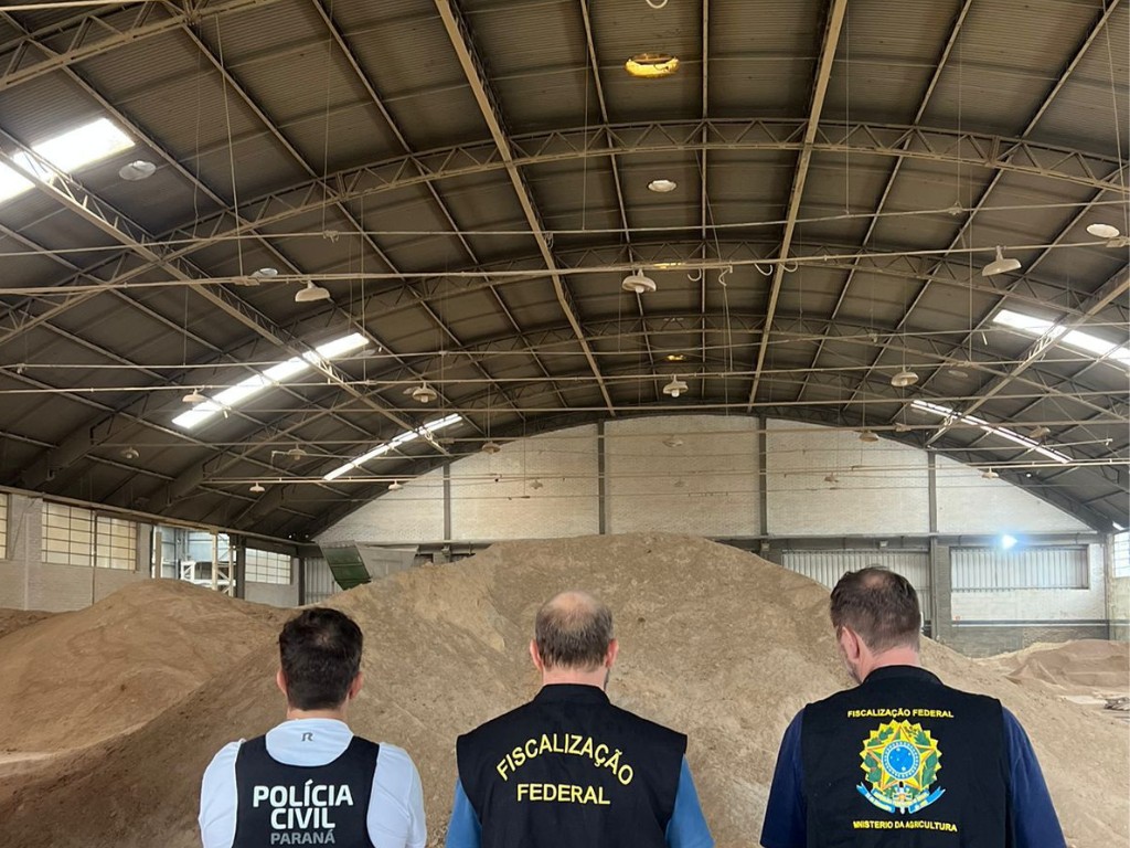 Três pessoas são presas suspeitas de adulteração de farelo de soja destinado à exportação no Paraná