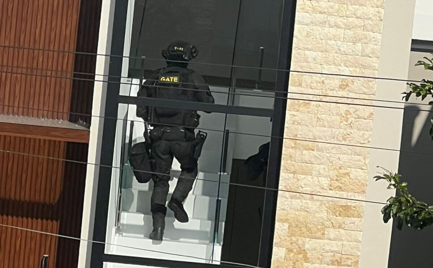 Vídeo mostra momento em que Gate invade casa e imobiliza irmão de ex-prefeito em Mogi das Cruzes
