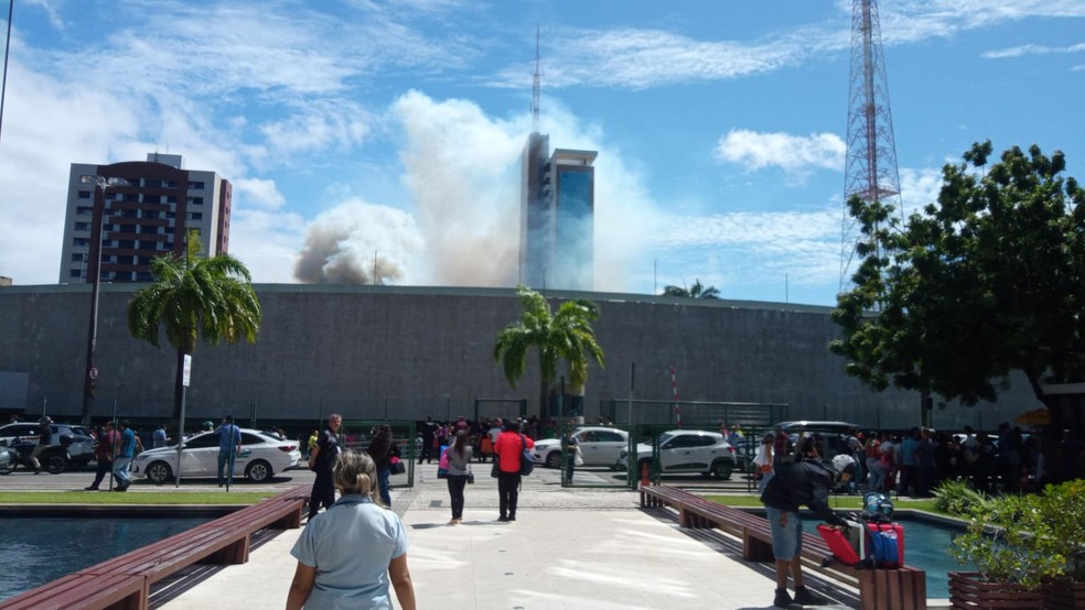 Incêndio atinge plenário da Assembleia Legislativa do Ceará na manhã desta quinta-feira (20) — Foto: Cíntia Xerez