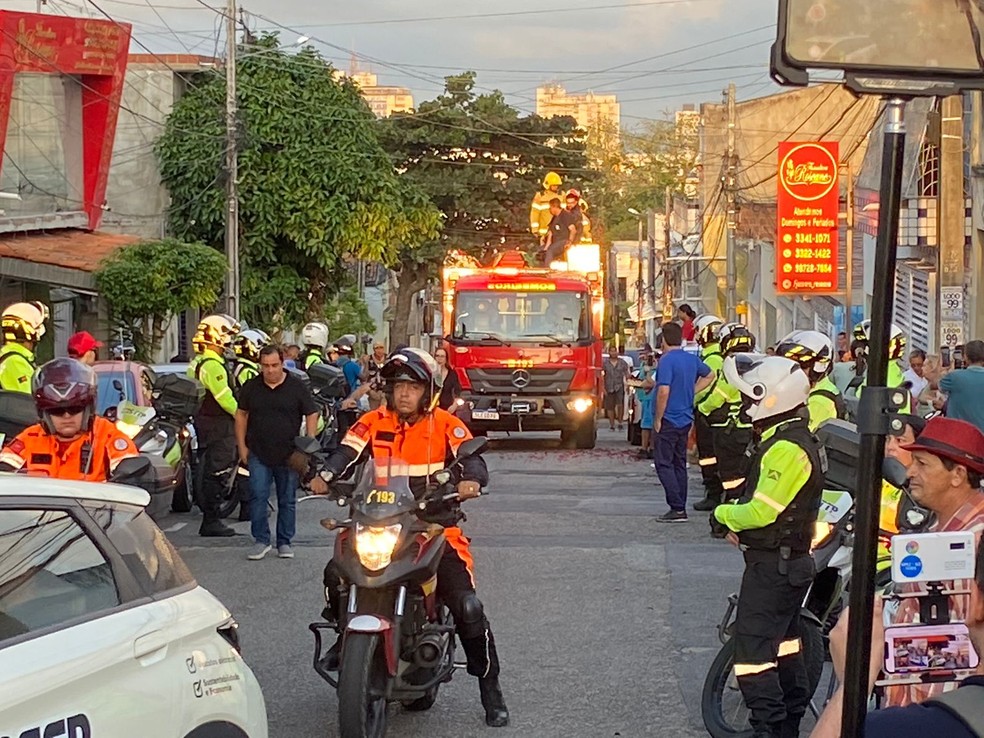 Cortejo com corpo de Biliu de Campina chegando ao Cemitério do Monte Santo, em Campina Grande — Foto: Geraldo Jerônimo/TVPB