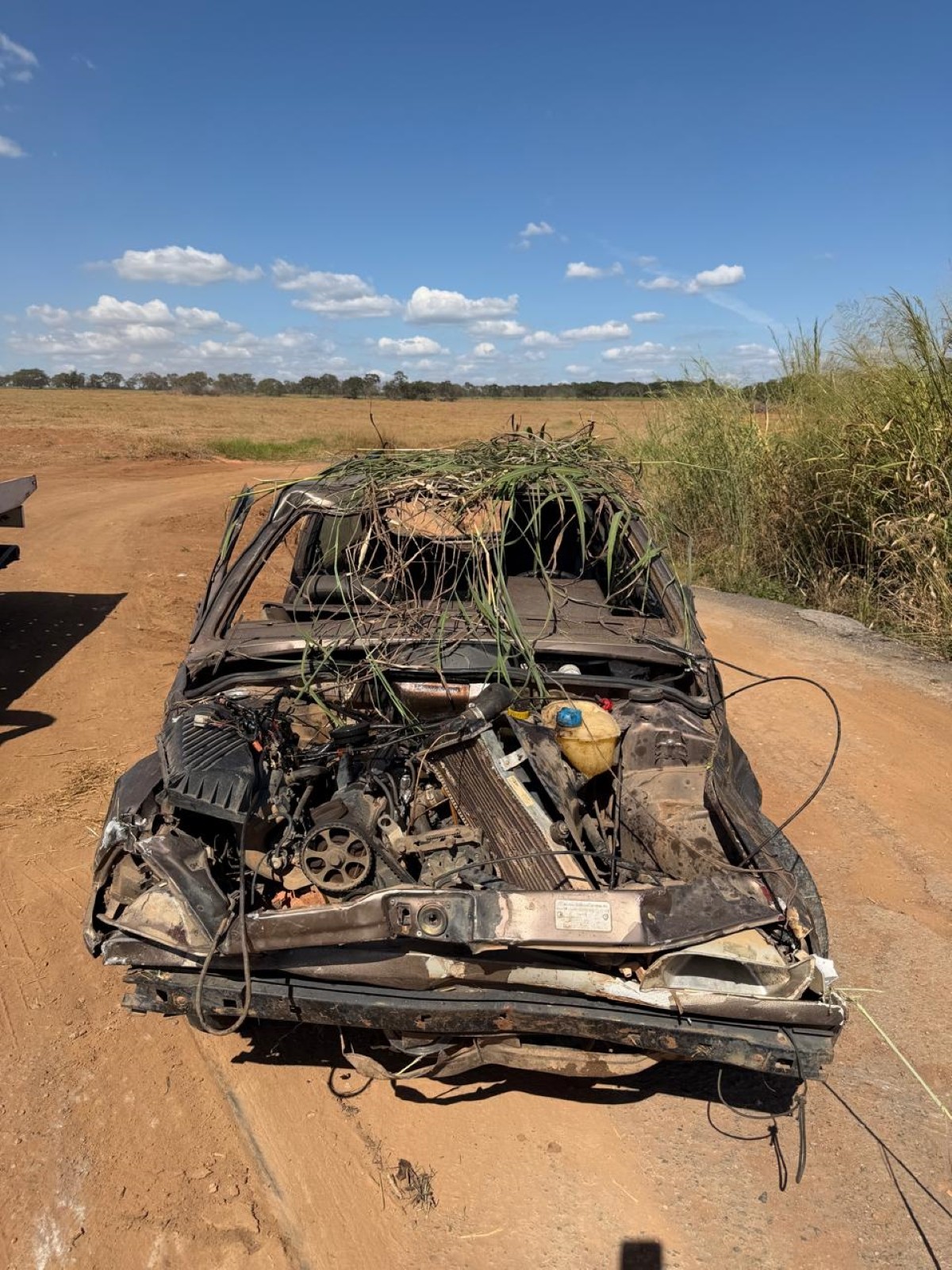 Homem morre após ser lançado para fora do carro em capotamento em MG 
