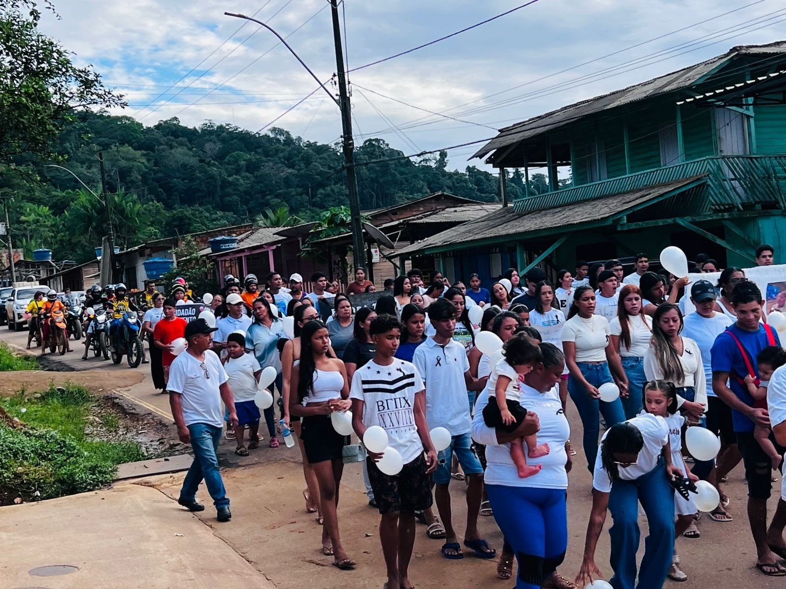 Moradores de Lourenço, em Calçoene, fazem manifestação após soltura de acusado de atropelar e matar adolescente