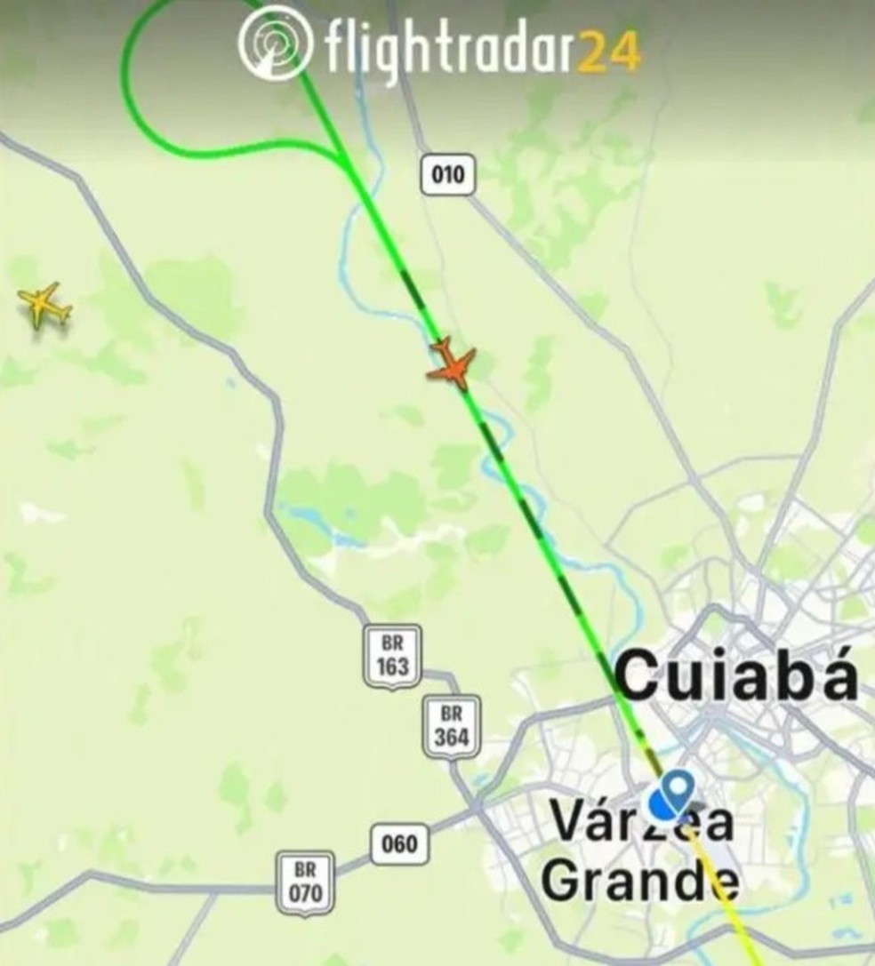 Plataforma que monitora voos em tempo real capturou a volta da aeronave após arremeter — Foto: Flightradar/reprodução