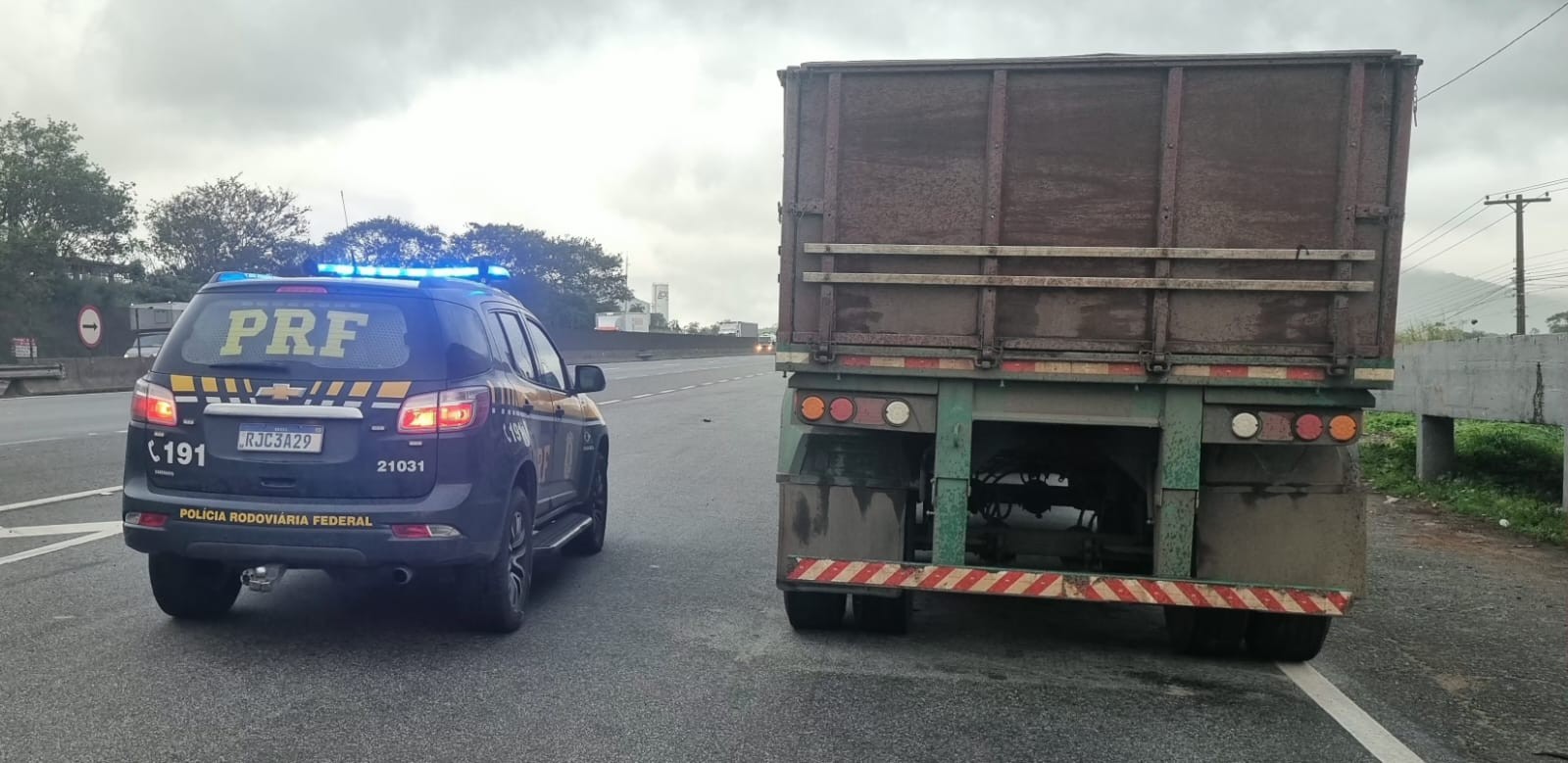 PRF recupera semirreboque roubado durante fiscalização na Via Dutra, em Itatiaia