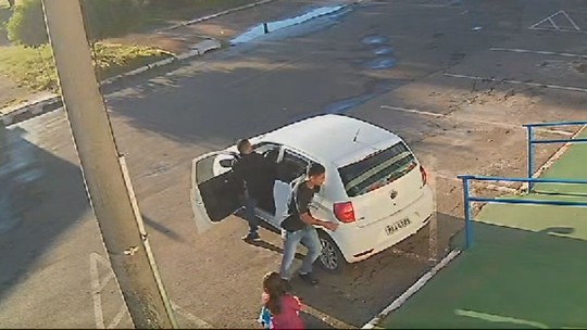 VÍDEO: Ladrões levam carro de avó que deixava neta na escola - Foto: (Reprodução)