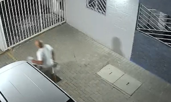 Homem sai da casa da vítima de 0h23 — Foto: TV Cabo Branco/Reprodução