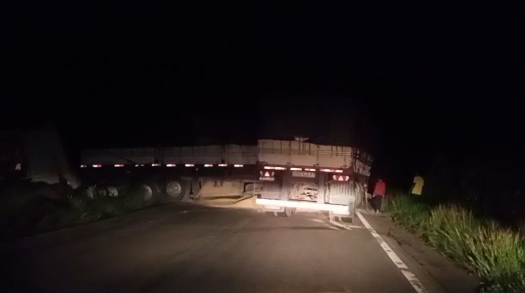 Caminhão com milho fica atravessado e bloqueia BR-174