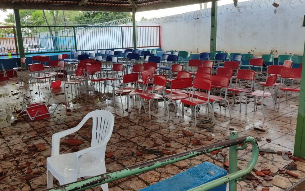 Telhas arrancadas com a força do vento atingiram crianças durante cantata de natal de escola, em Goiânia — Foto: Divulgação/Corpo de Bombeiros