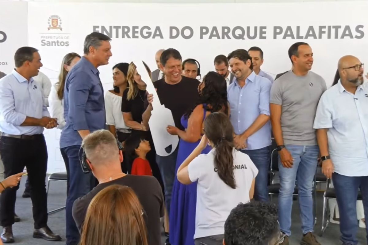 Governo de SP entrega chaves de moradias às famílias da Vila Gilda, a maior favela de palafitas do país; mudança dos moradores foi adiada
