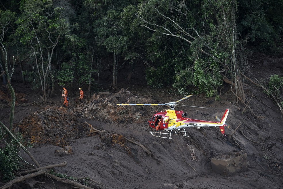 Bombeiros fazem busca por corpos na região do Córrego do Feijão, em Brumadinho, dois dias depois do rompimento da barragem — Foto: Douglas Magno/AFP