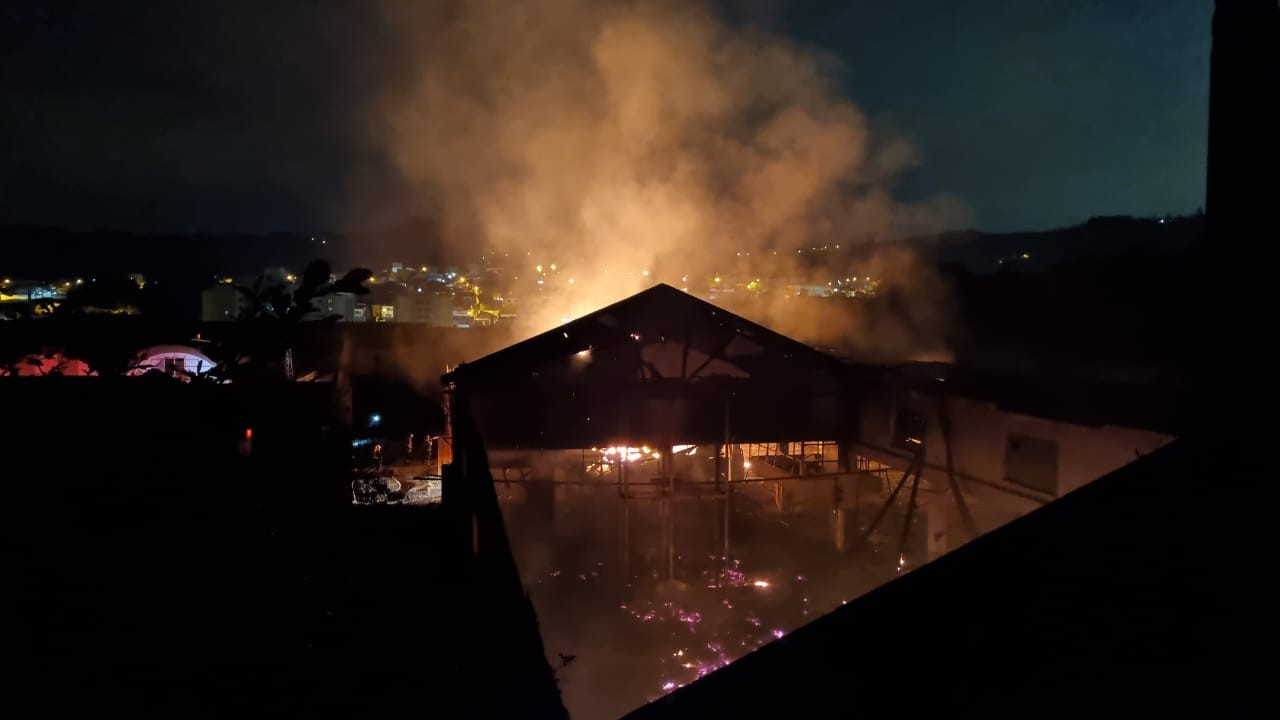 Incêndio atinge galpão e mobiliza bombeiros em São Roque