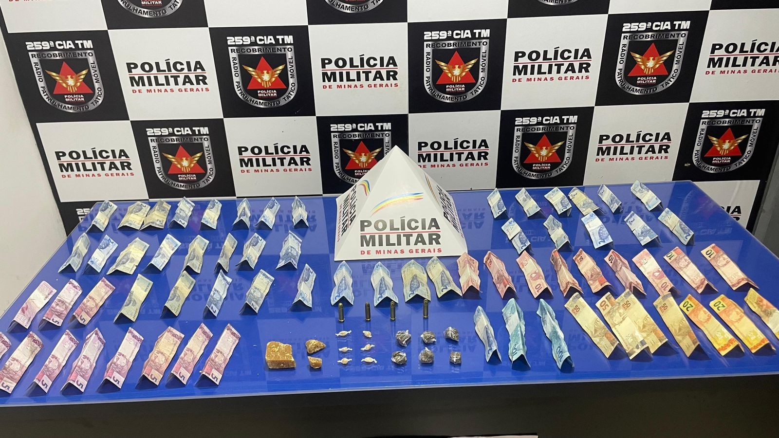 Polícia Militar prende foragido da Justiça em casa usada para tráfico de drogas em Buritizeiro