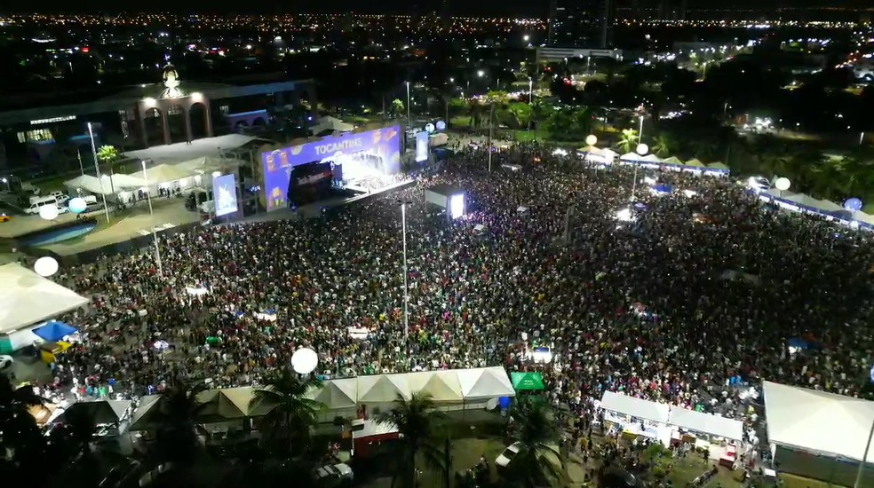 Show recebeu milhares de pessoas na Praa dos Girassis  Foto: Vasco Alves/Divulgao