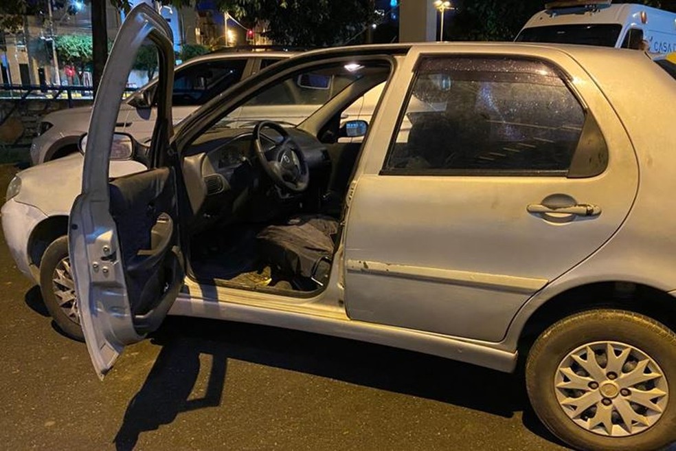 Carro em que vítima foi morta a tiros em Muriaé — Foto: Rádio Muriaé/Reprodução