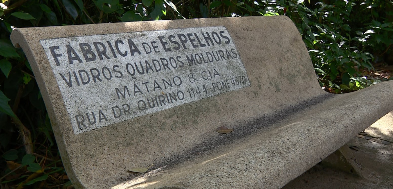 De alfaiate a ótica: anúncios antigos em bancos do Bosque dos Jequitibás guardam história do comércio de Campinas