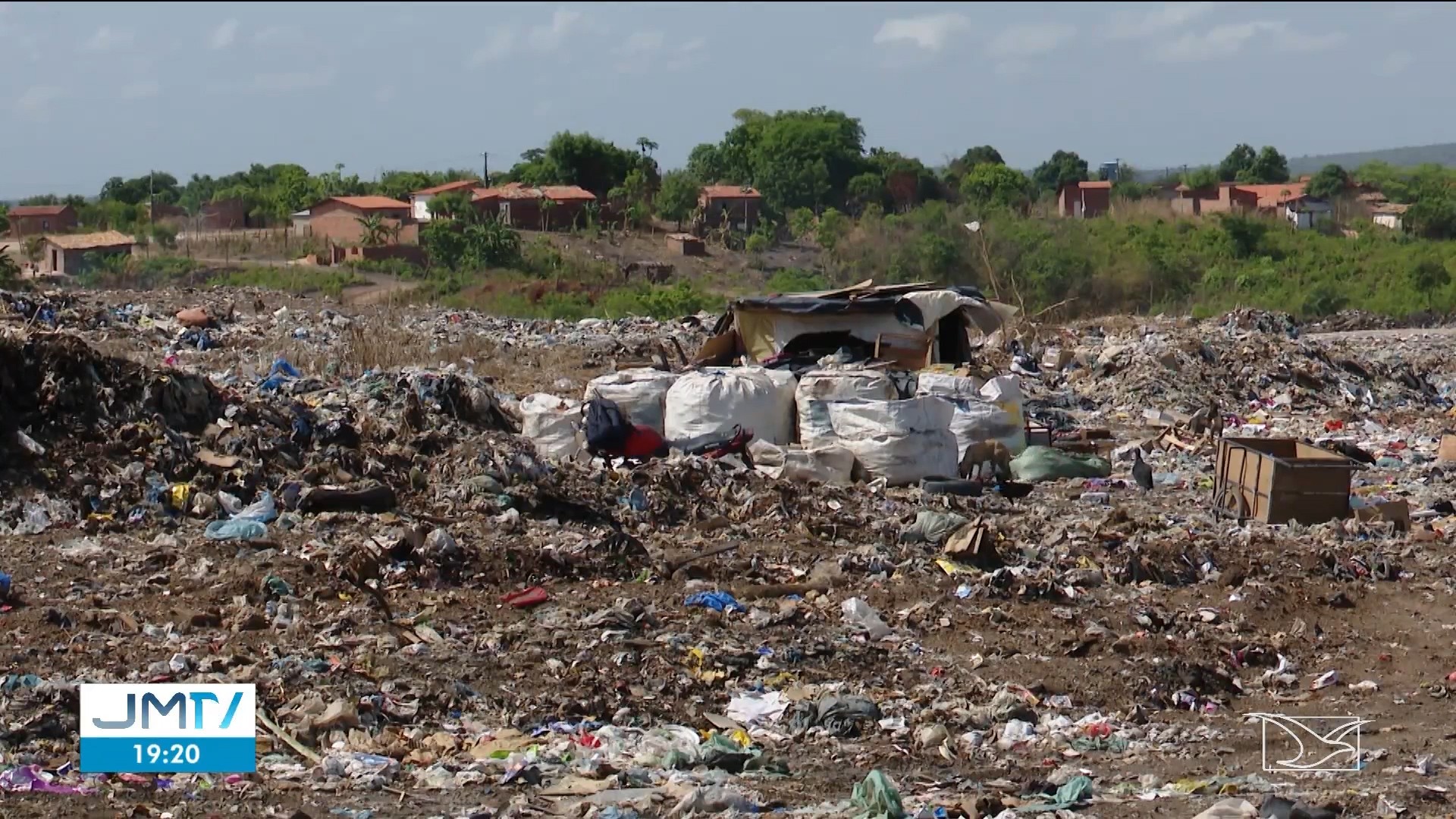 Mesmo após ser condenada pela Justiça a construir aterro, prefeitura mantém lixão na área urbana de Caxias