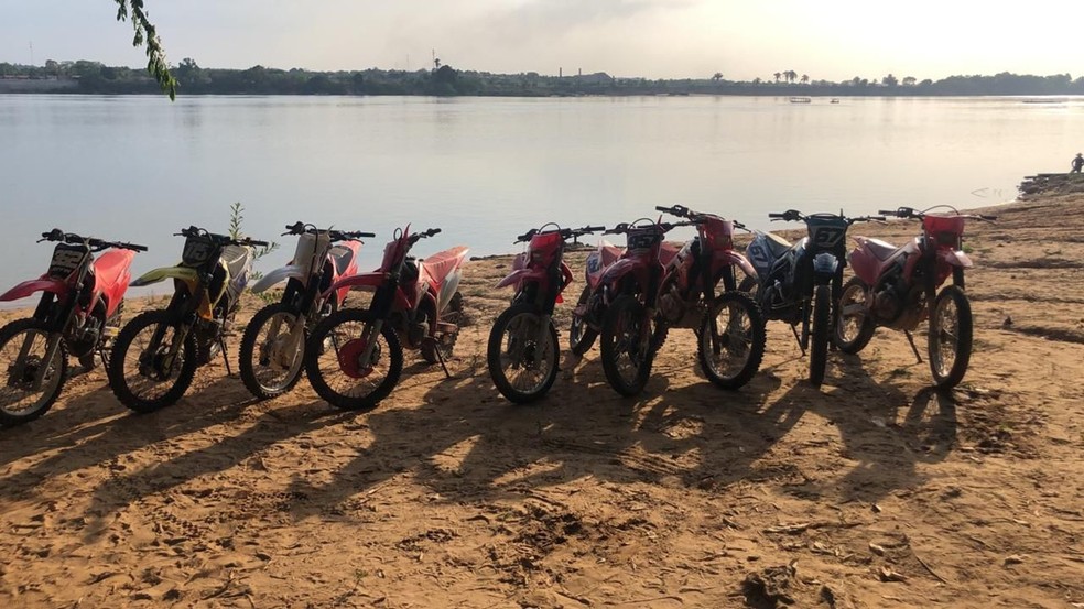 Motos são retiradas do rio Tocantins após barco afundar com 15 pessoas — Foto: Corpo de Bombeiros/Divulgação
