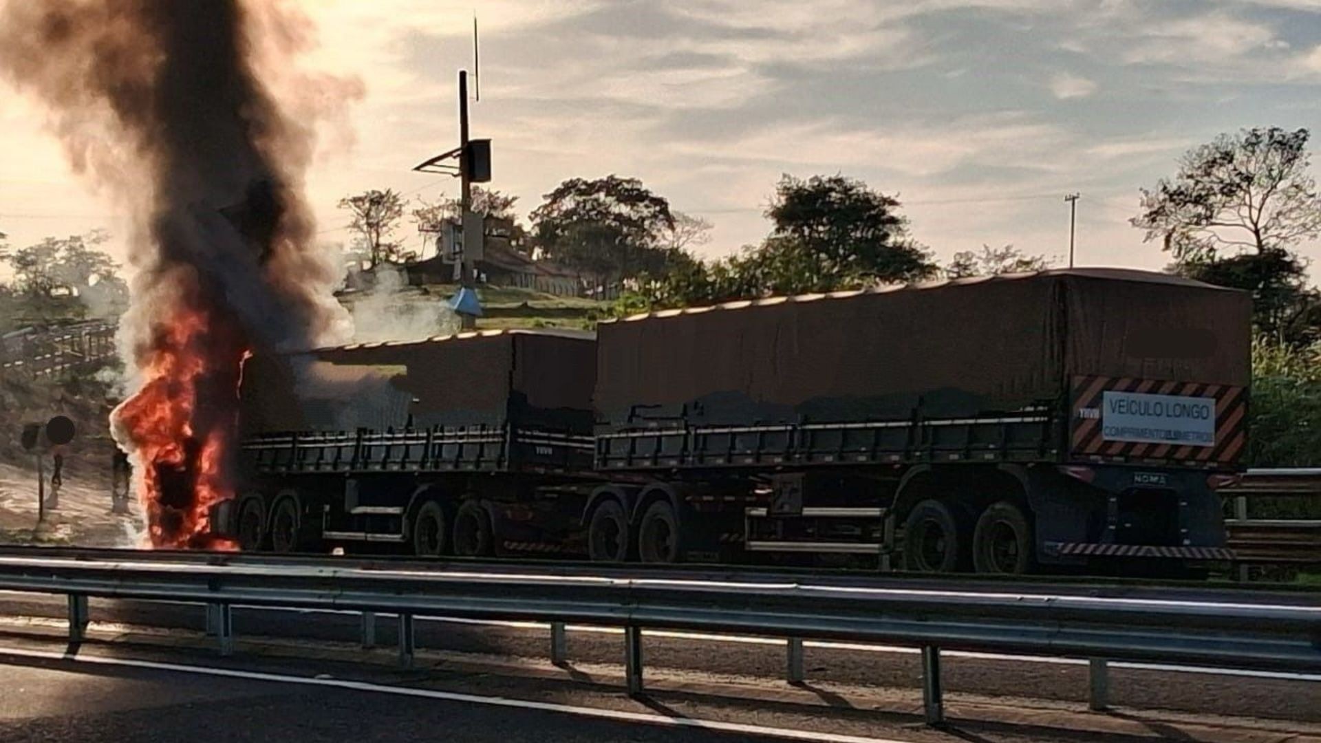 Carreta pega fogo e causa congestionamento na rodovia SP-333 em Echaporã