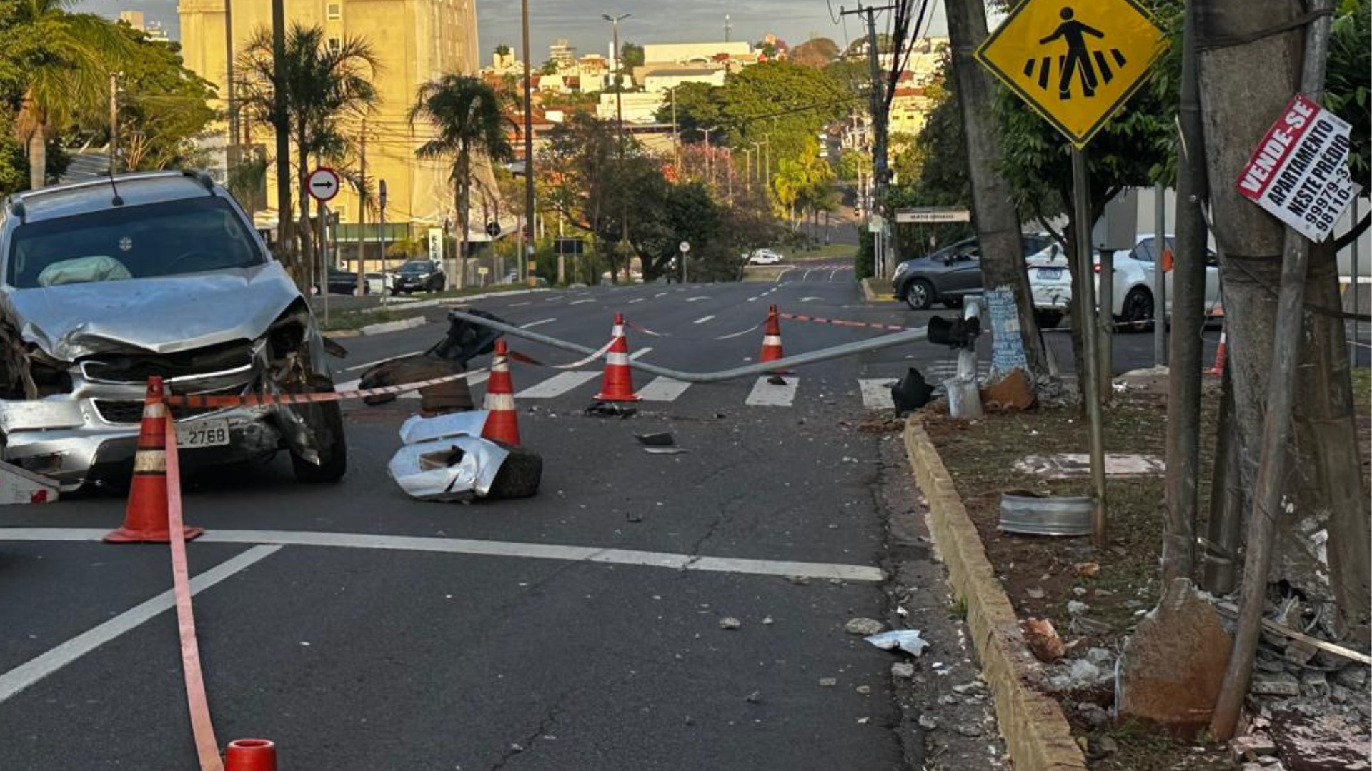Jovem tomba caminhonete do pai após bater em postes e derrubar semáforo em Campo Grande