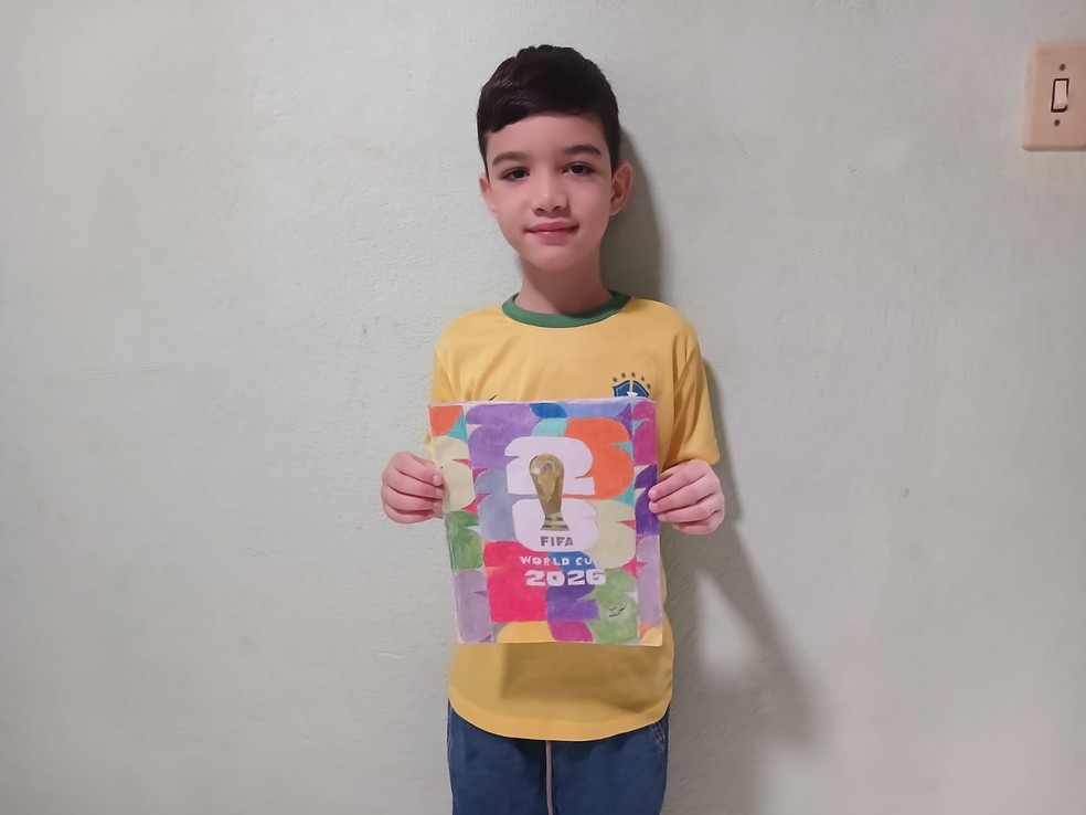 Elvis, mesmo tendo o �lbum original, desenhou o seu pr�prio �lbum � Foto: Arquivo Pessoal