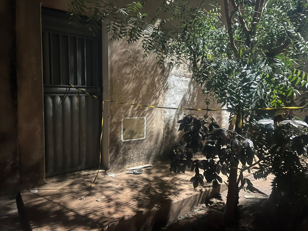 Casal e criança sofrem queimaduras após explosão em casa de Juazeiro do Norte, no Ceará. — Foto: Ednardo Alves/TVM Cariri