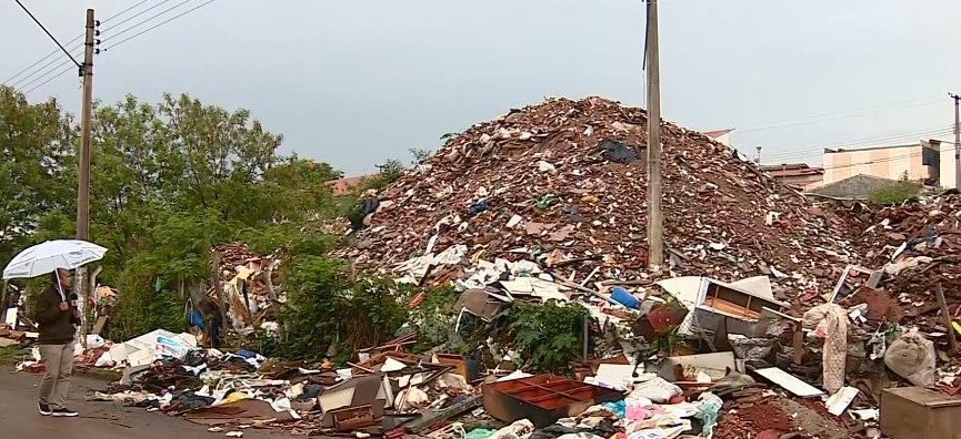 Montanha de entulho: ecoponto sem coleta em Santa Bárbara acumula lixo e tem descarte irregular