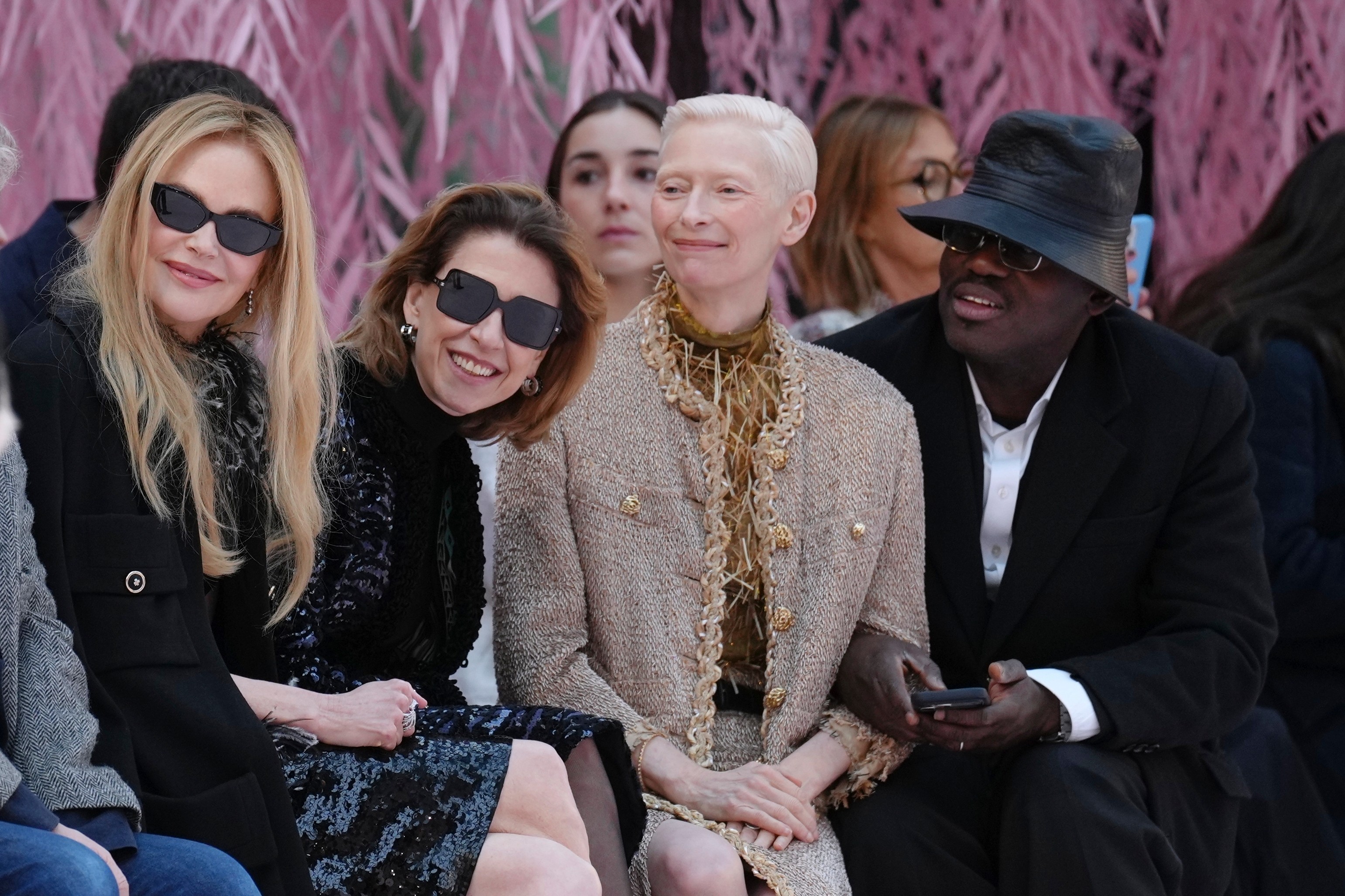 Fernanda Torres posa com Nicole Kidman e Tilda Swinton em desfile da Chanel